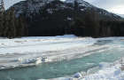 冬のバンフのおすすめ　凍ったボウ川・ボウ滝を眺めつつ天然のリンクでアイススケートを楽しむ