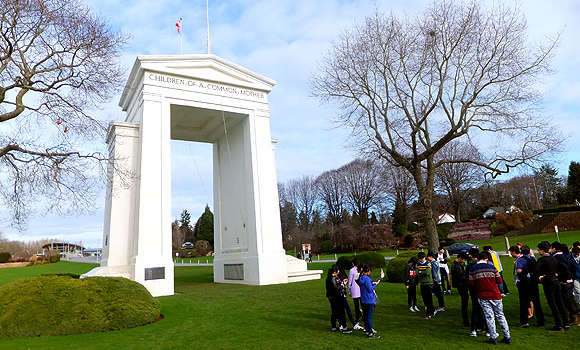 カナダ・アメリカの国境にあるピースアーチ（Peace Arch）で陸の国境を体感