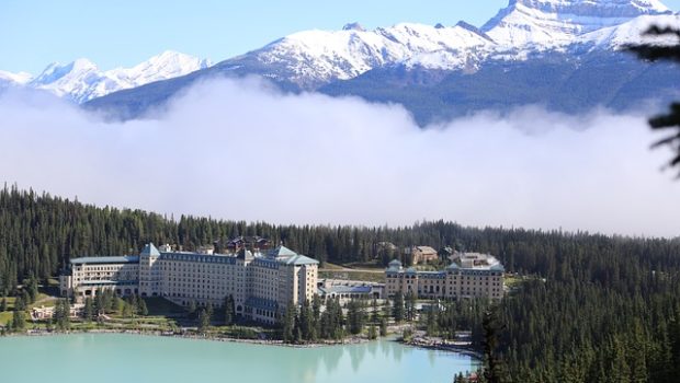 湖だけでなく湖畔のホテルも有名なレイクルイーズ・　鏡のような湖面を眺められるのは宿泊者の特権