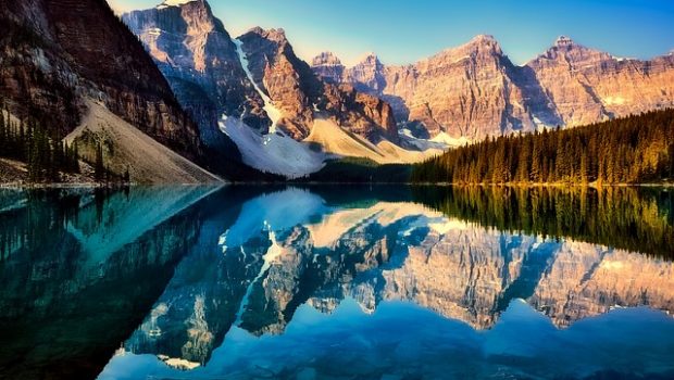 カナダを代表する景色・カナディアンロッキーで最も人気のモレイン湖